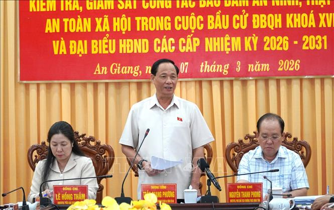 Phó chủ tịch Quốc hội Trần Quang Phương kiểm tra công tác bầu cử tại An Giang